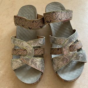 L’Artiste Pinriyo Silver Wedge Sandal